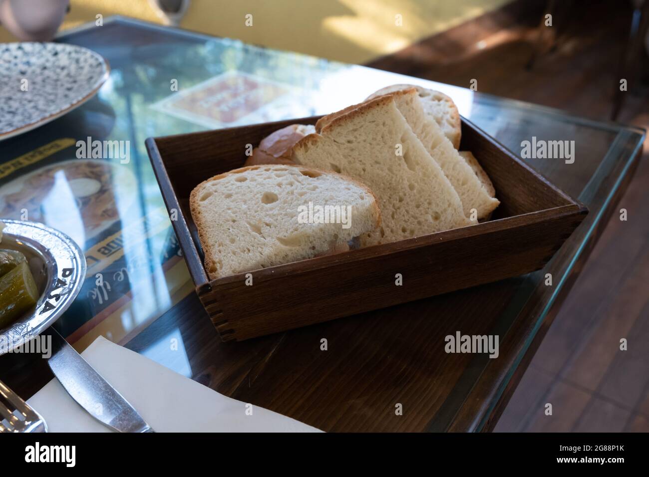 vue avant du pain dans un bol en bois sur la table Banque D'Images