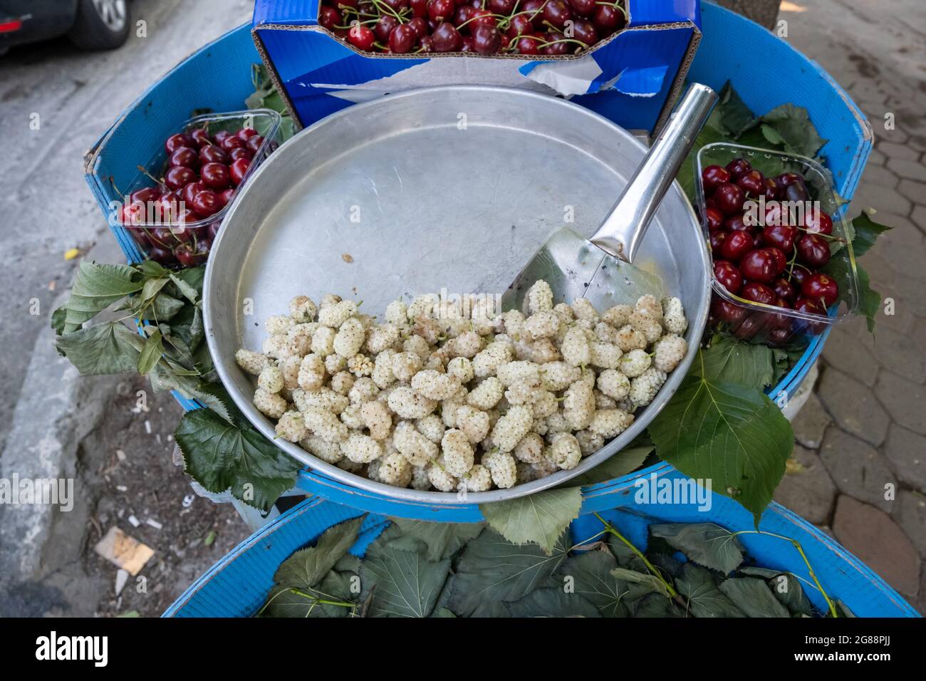 vue de dessus, fruits aux mûres dans le plateau Banque D'Images