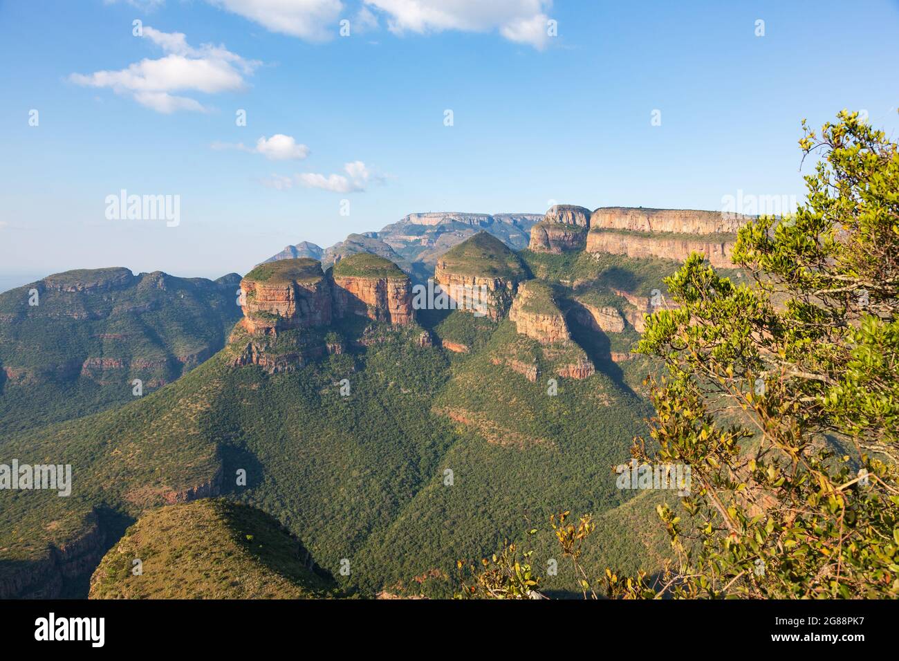 Les trois Rondavels sur la route Panorama de Mpumalanga offrent une vue spectaculaire sur le canyon de Blyde River, en Afrique du Sud Banque D'Images