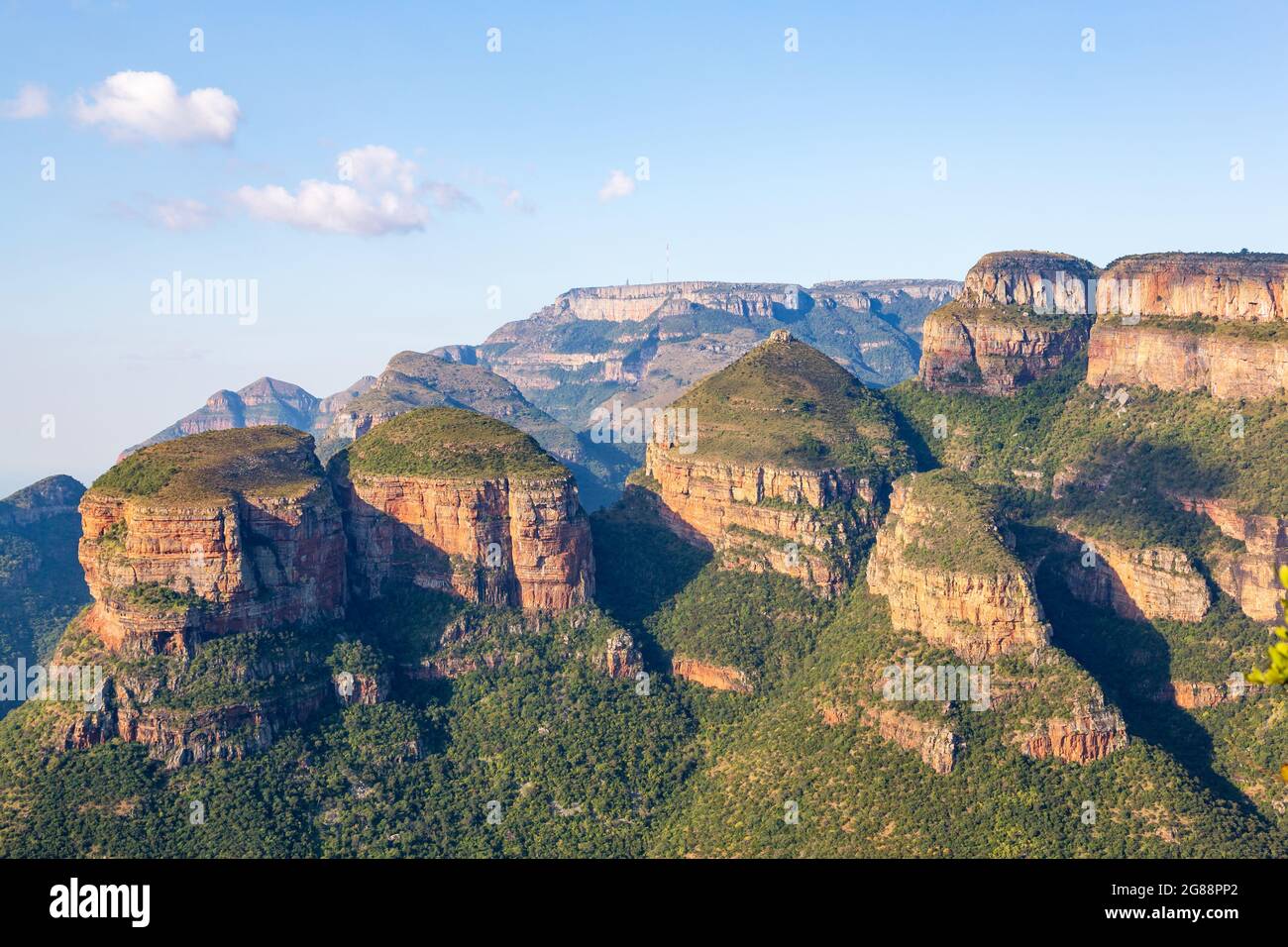 Les trois Rondavels sur la route Panorama de Mpumalanga offrent une vue spectaculaire sur le canyon de Blyde River, en Afrique du Sud Banque D'Images