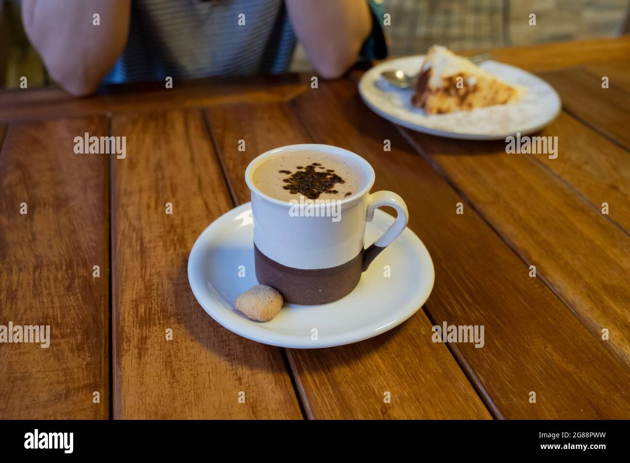 tasse à café blanc sur table en bois Banque D'Images