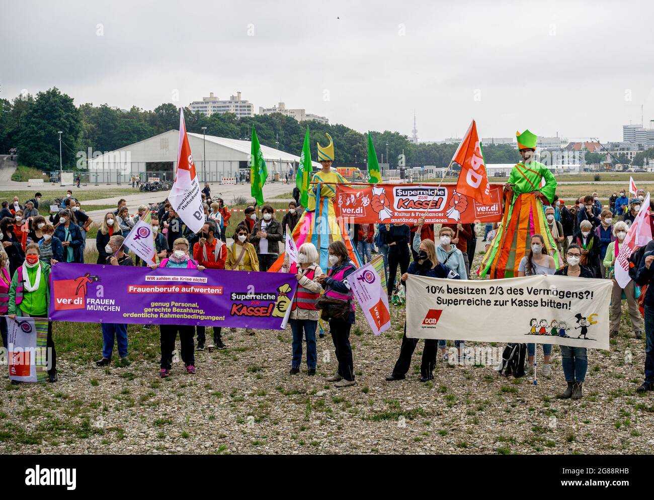 AM 17.07.2021 fand in München eine von dem Bündnis 'Superreiche zur Kasse! Für die Kosten der Krise' ins Leben gerufene Kundgebung auf der Theresienwiese statt. In welcher unter anderem gefordert wird, dass die durch die Coronakrise entstandenen Kosten nicht auf den Beschäftigten hängen bleiben, sondern die Superreichen und Gewinner der Krise für diese aufkommen sollen. (Photo par Alexander Pohl/Sipa USA) Banque D'Images