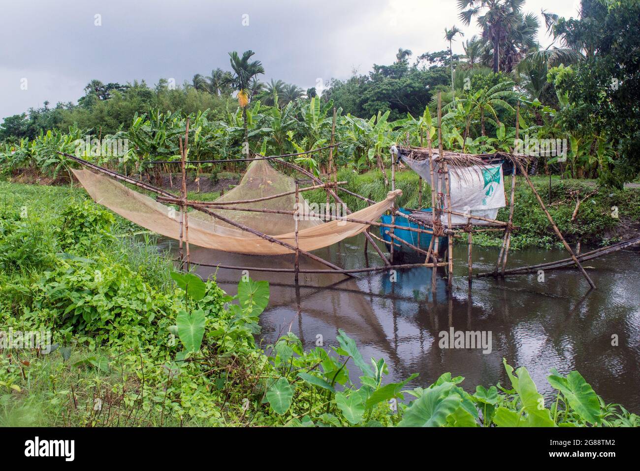 Photo d'un filet de pêche spécial de la région rurale du Sud 24 Parganas. Le filet est placé dans un cadre spécial en bambou. Banque D'Images