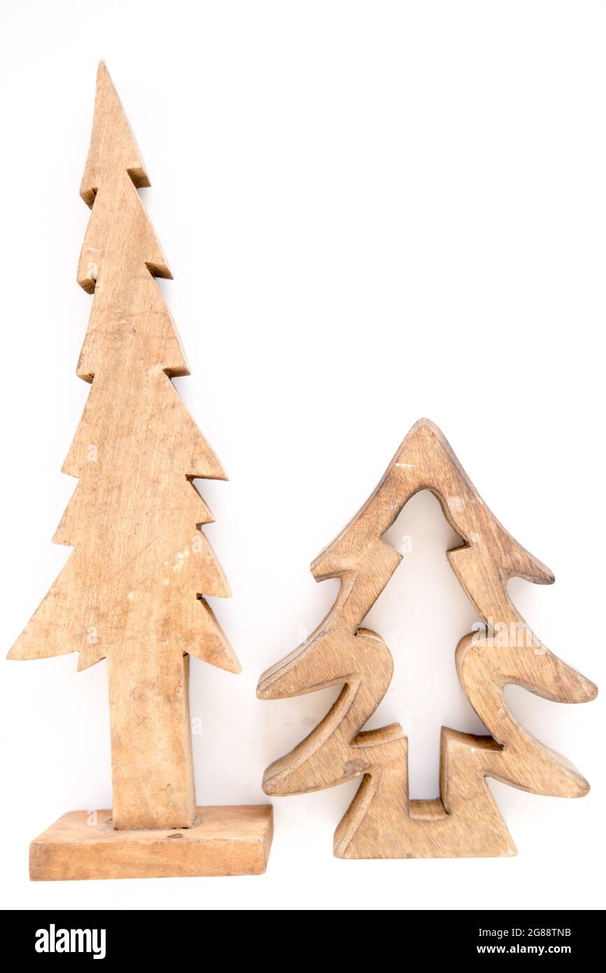 Un cliché vertical de sculptures en bois d'arbres de Noël sur fond blanc Banque D'Images