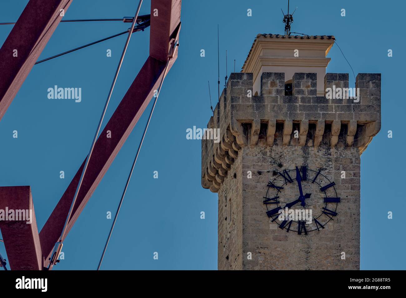 Tour Mangana du XVIe siècle, appelée 'Torre de las horas', horloge locale sur la place Mangana de la ville de Cuenca, Castille la Manche, Espagne. Banque D'Images