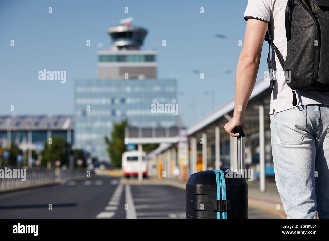Des passagers marchent de la gare routière au terminal de l'aéroport. Accent sélectif sur le confort de la main. Banque D'Images