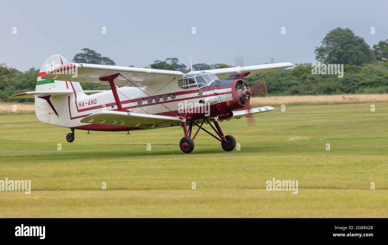 Old Warden, Royaume-Uni - 4 août 2019 : un ancien 1972 Soviet Antonov an-2P débarque sur un terrain d'aviation Banque D'Images