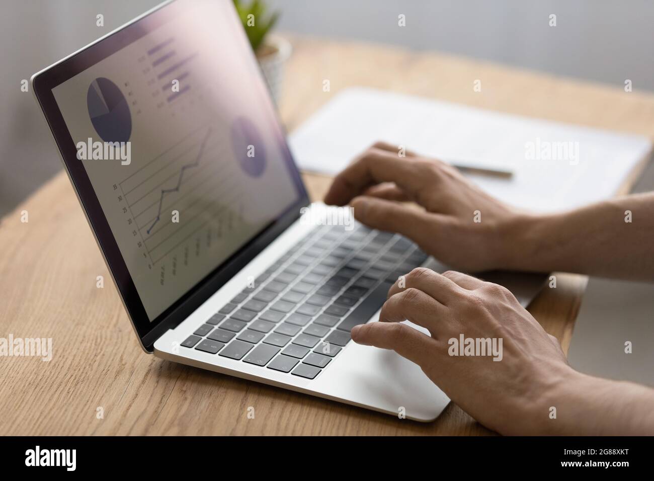 Un jeune homme d'affaires en gros plan analyse les statistiques de vente. Banque D'Images