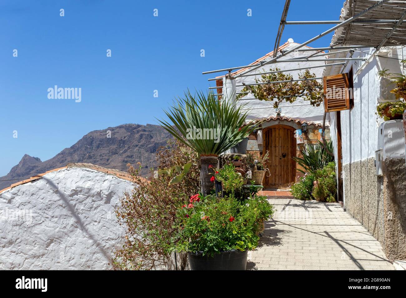 Une petite maison dans le village de Fataga, Gran Canaria par une journée ensoleillée. Banque D'Images