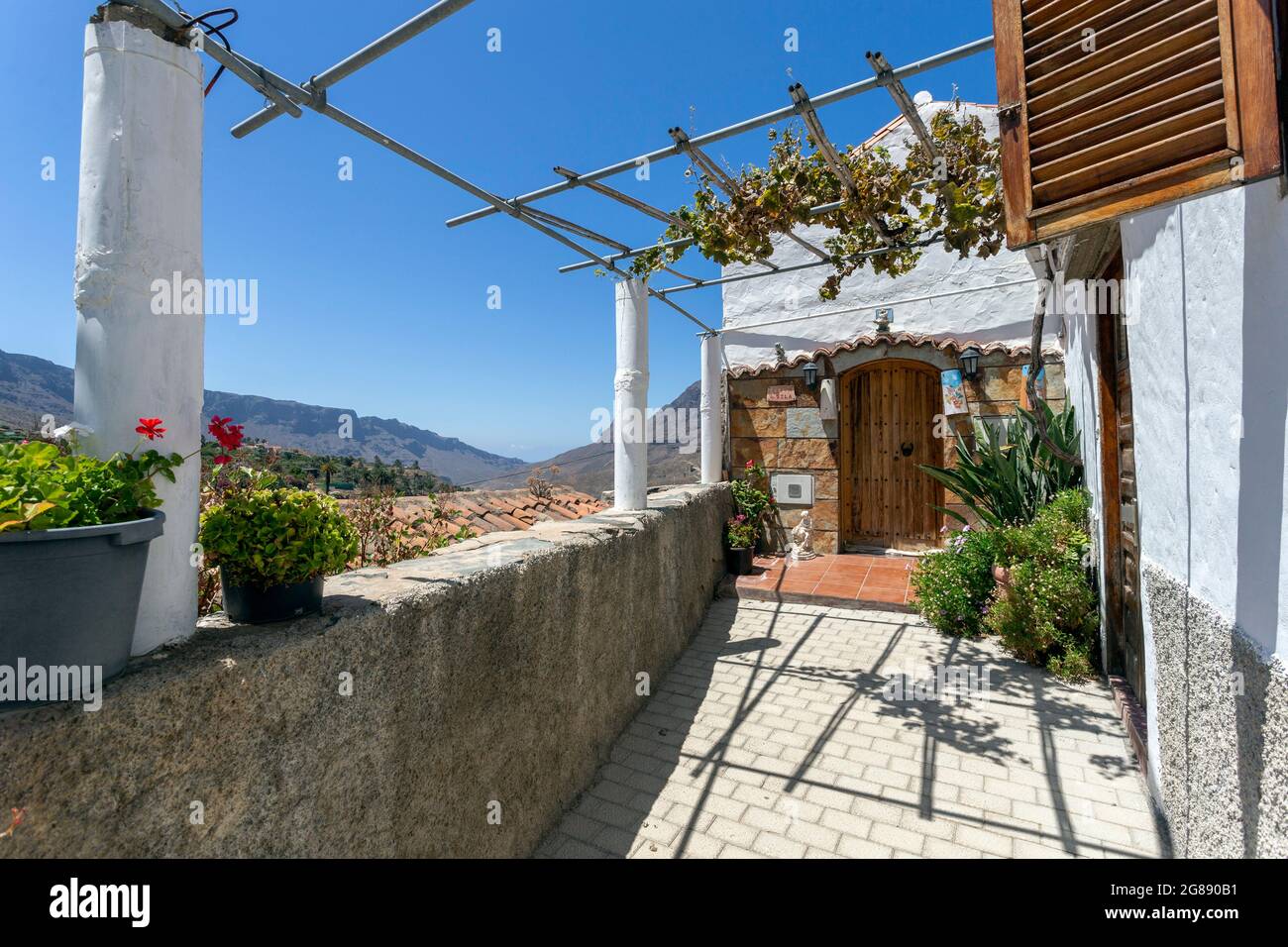 Une petite maison dans le village de Fataga, Gran Canaria par une journée ensoleillée. Banque D'Images