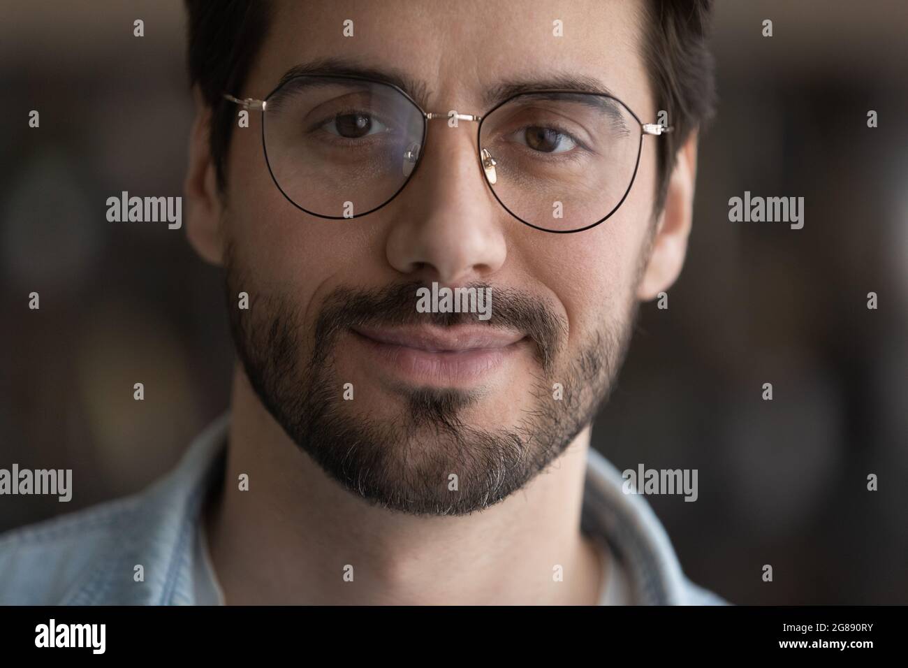Portrait d'un beau caucasien jeune 30s homme en lunettes. Banque D'Images