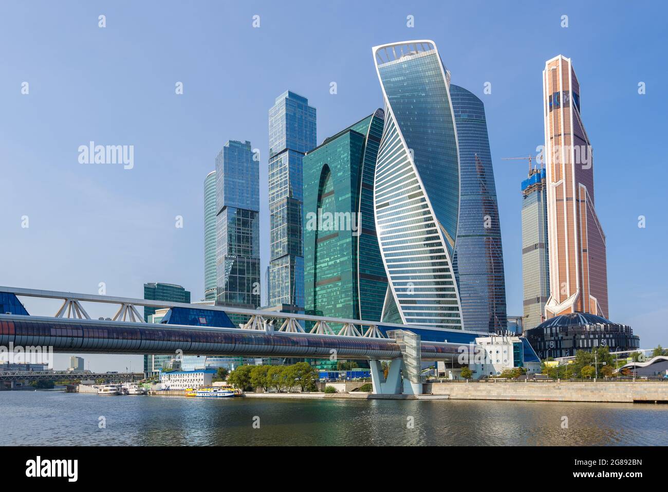 MOSCOU, RUSSIE - 01 SEPTEMBRE 2018 : vue sur le pont piétonnier de la ville de Moscou et le complexe d'affaires de la ville, le jour de septembre Banque D'Images