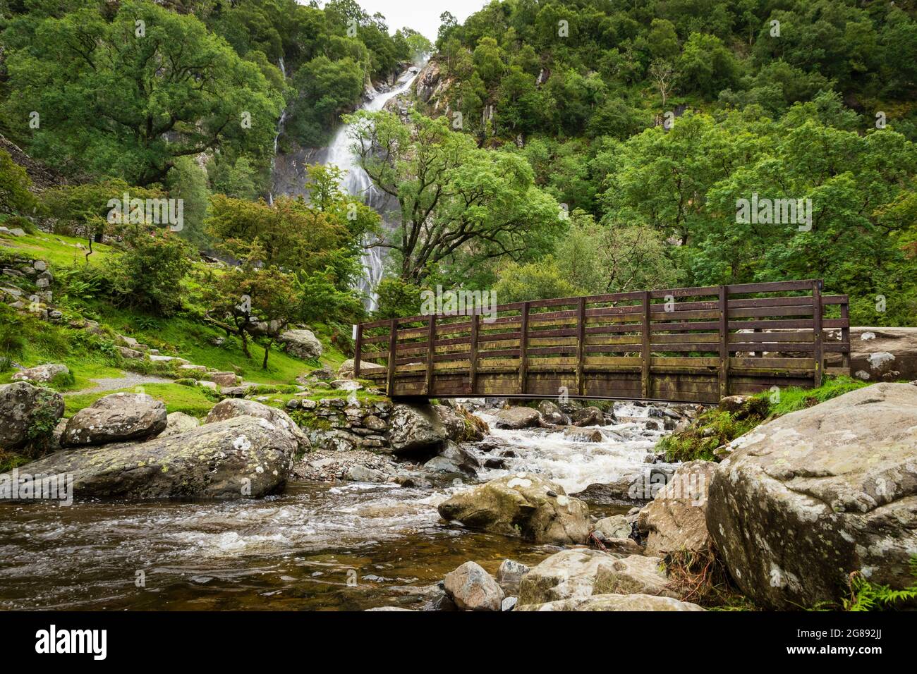 Le pont en bois à Aber Falls, au nord du pays de Galles Banque D'Images