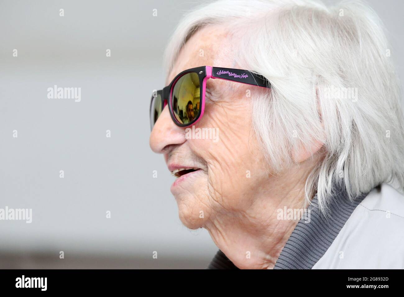 Hambourg, Allemagne. 12 juin 2018. Esther Bejarano, survivante de l'Holocauste, porte des lunettes de soleil avec les mots « belle vie sans nazis » lors du lancement de son livre intitulé « Poèmes et tribunaux » le 12 juin 2018. Le survivant du camp de concentration, Bejarano, a été enterré au cimetière juif de Hambourg-Ohlsdorf le dimanche 17 juillet 2021. La musicienne et militante est décédée le 10 juillet après une courte maladie grave à l'âge de 96 ans dans son domicile d'adoption à Hambourg. Crédit : Bodo Marks/dpa/Alay Live News Banque D'Images