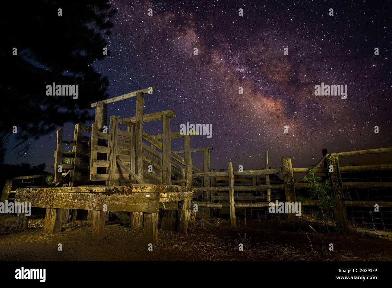 Cette image a été capturée dans le comté de Lassen, Californie, États-Unis. Il dispose d'une vieille chute de chargement de bétail sous le noyau galactique de notre belle petite ga Banque D'Images