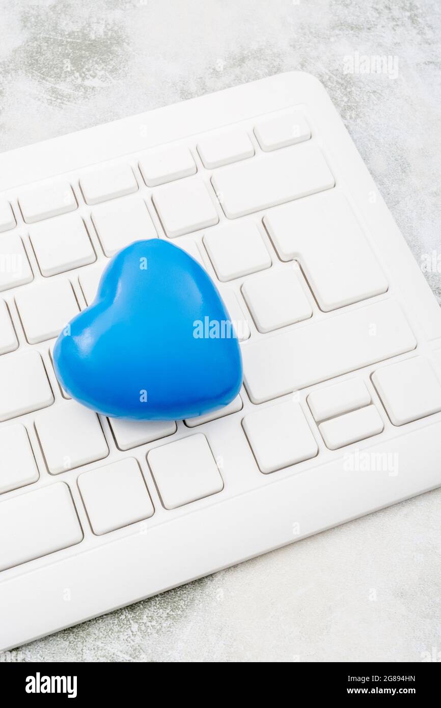 Blue Heart + blanc clavier Qwerty pour Blue Monday, se sentant sombre / décourageant, mauvais moral de bureau, étant jeté en ligne, Covid verrouillage mental blues. Banque D'Images