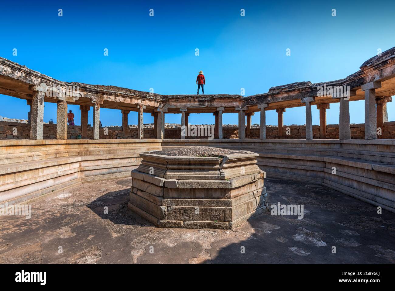 Hampi, Karnataka, Inde - 15 janvier 2020 : bain octogonal, cette structure, comme son nom l'indique, est une gigantesque zone de baignade en forme d'an Banque D'Images