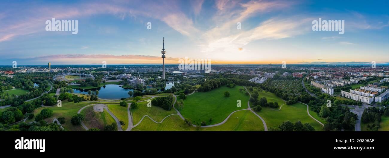 Vue idyllique sur Munich avec quelques-uns de ses sites populaires au parc olympique avec de magnifiques parties vertes combinées à l'architecture moderne. Banque D'Images