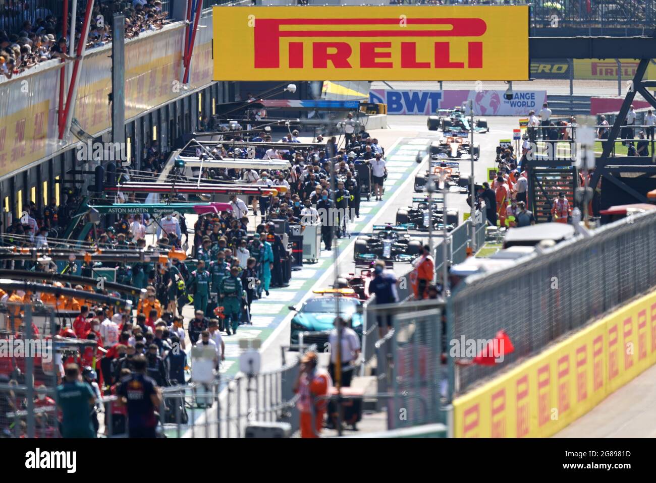 Le safety car mène les voitures dans la fosse après un incident avec le drapeau rouge impliquant Max Verstappen pendant le Grand Prix britannique à Silverstone, à Towcester. Photo Date: Dimanche 18 juillet 2021. Banque D'Images