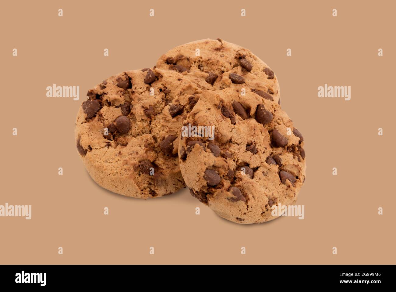 Biscuits au chocolat et aux noix, trois biscuits isolés sur fond brun Banque D'Images