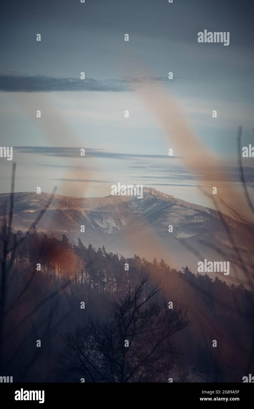 Vue sur la plus célèbre montagne de la République tchèque, Lysa Hora, située dans les monts Beskydy au coucher du soleil en hiver. Banque D'Images