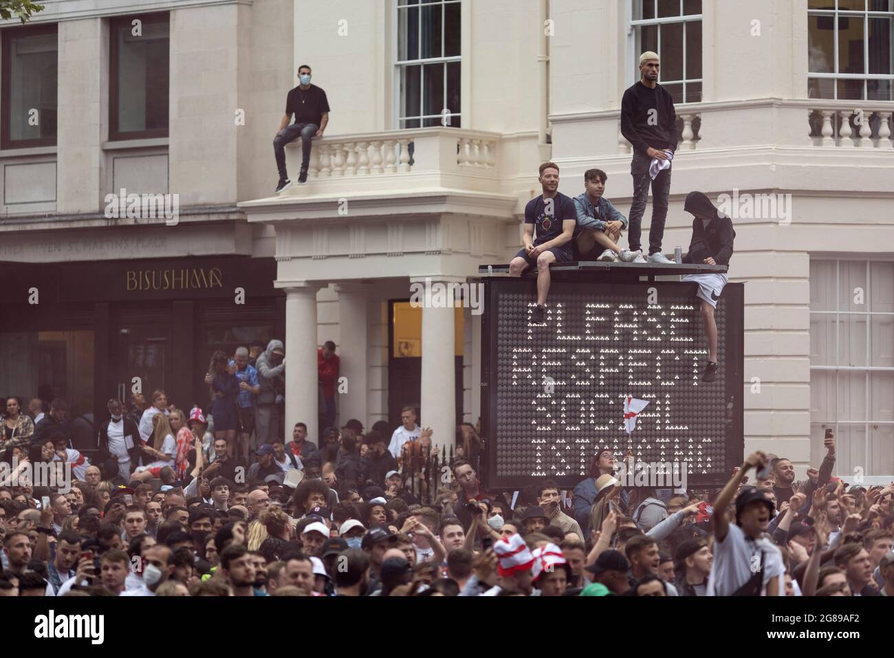 Une foule de fans anglais à l'extérieur de la zone des fans lors de la finale de l'Euro 2020 entre l'Angleterre et l'Italie, Trafalgar Square, Londres, 11 juillet 2021 Banque D'Images