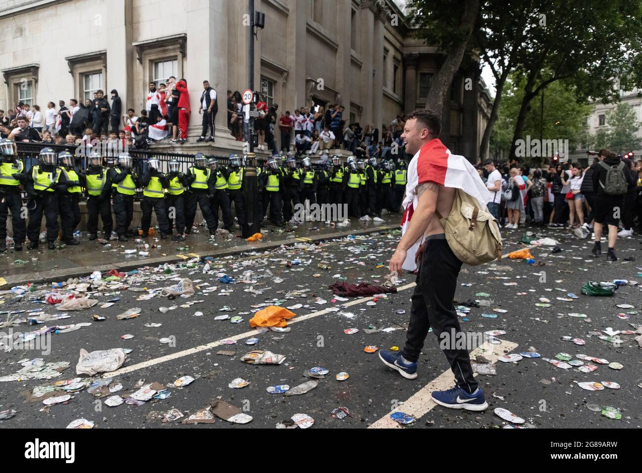 La police anti-émeute s'est affronte avec les fans lors de la finale de l'Euro 2020 entre l'Angleterre et l'Italie, Trafalgar Square, Londres, 11 juillet 2021 Banque D'Images
