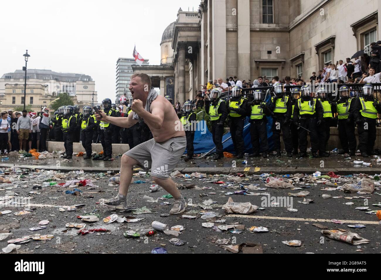 La police anti-émeute s'est affronte avec les fans lors de la finale de l'Euro 2020 entre l'Angleterre et l'Italie, Trafalgar Square, Londres, 11 juillet 2021 Banque D'Images