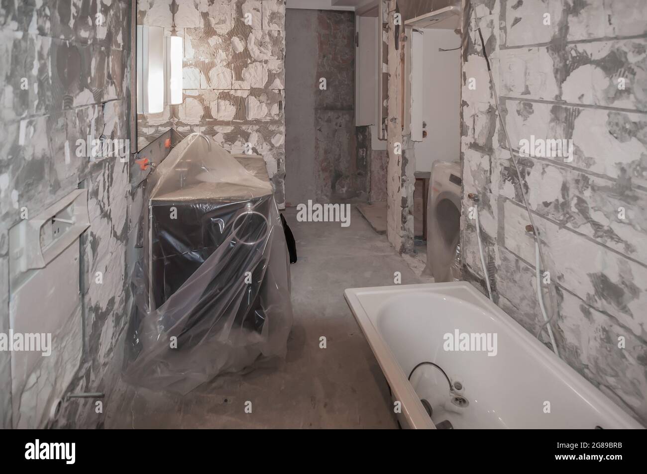 Vue sur une salle de bains dans laquelle des dommages importants ont été causés par l'eau. Certains des anciens objets sont encore là Banque D'Images