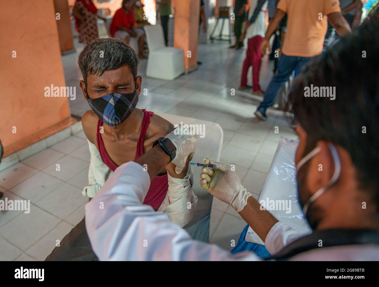 New Delhi, Inde. 18 juillet 2021. Un agent de santé administre une dose de vaccin Covishield à un homme pendant la campagne de vaccination organisée par la Fondation Cosmo dans la colonie de la lèpre, à l'est de Kailash, New Delhi. La couverture vaccinale de Covid atteint 404,931,715 en Inde. 5,101,567 doses ont été administrées au cours des 24 dernières heures. (Photo de Pradeep Gaur/SOPA Images/Sipa USA) crédit: SIPA USA/Alay Live News Banque D'Images