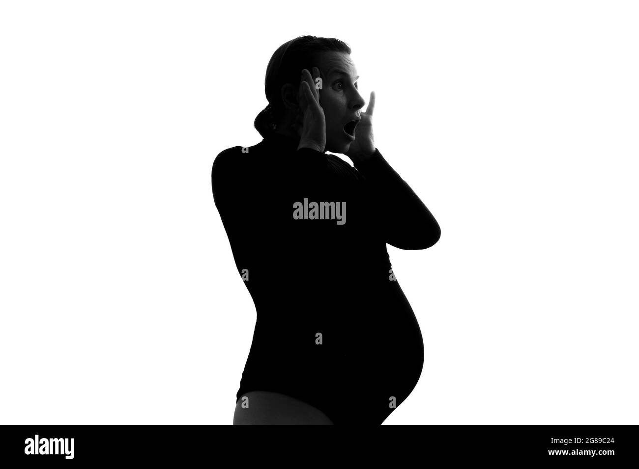 Femme enceinte s'attendant à un bébé en état de choc avec un visage surprise Banque D'Images