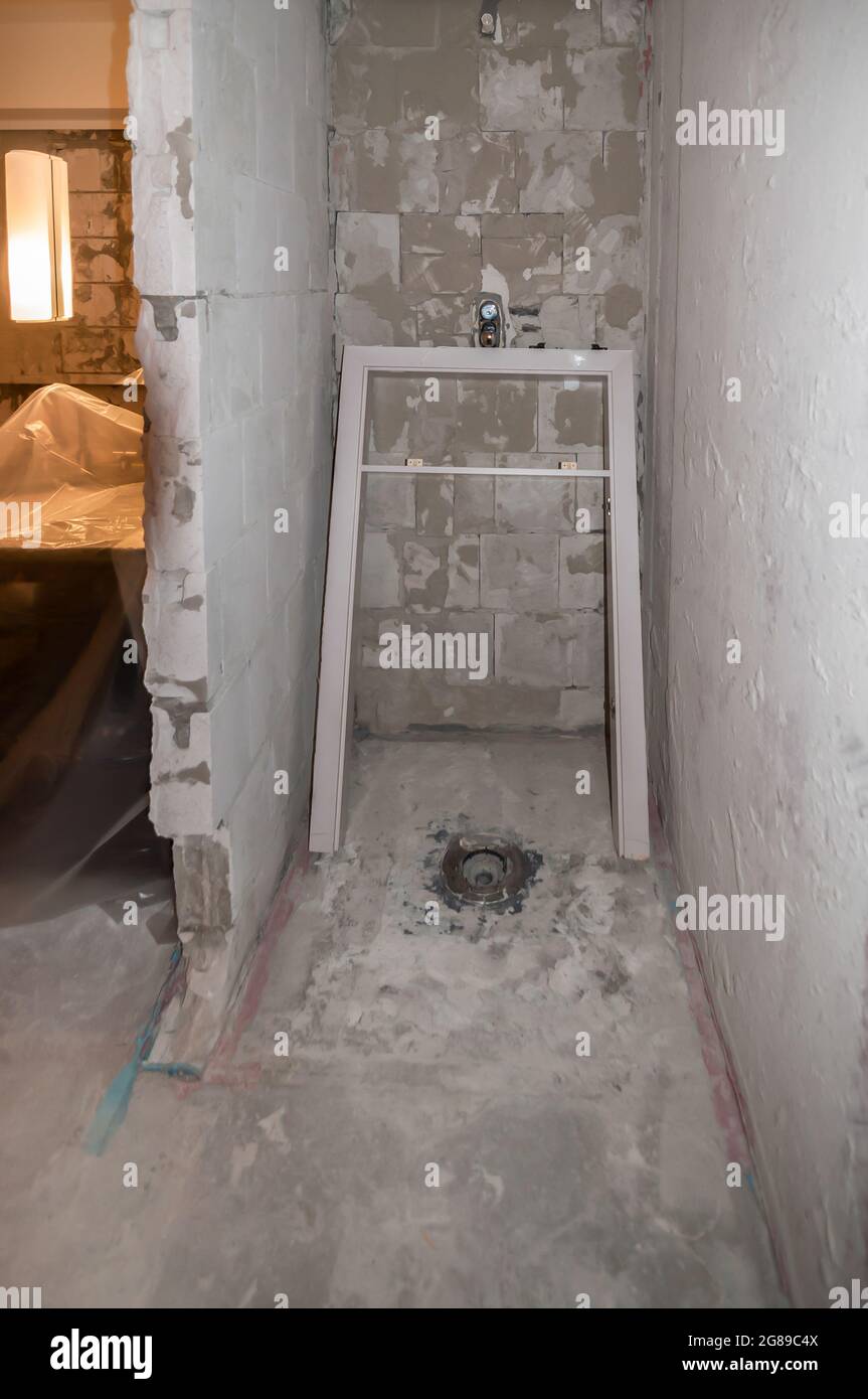 Vue sur une salle de bains dans laquelle des dommages importants ont été causés par l'eau. Certains des anciens objets sont encore là Banque D'Images