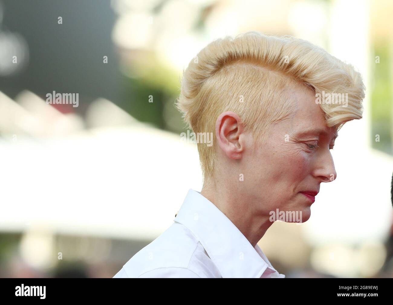 Cannes, France. 17 juillet 2021. L'actrice britannique Tilda Swinton arrive au tapis rouge pour la cérémonie de clôture du 74e Festival international du film de Cannes, dans le sud de la France, le 17 juillet 2021. Credit: Gao Jing/Xinhua/Alamy Live News Banque D'Images