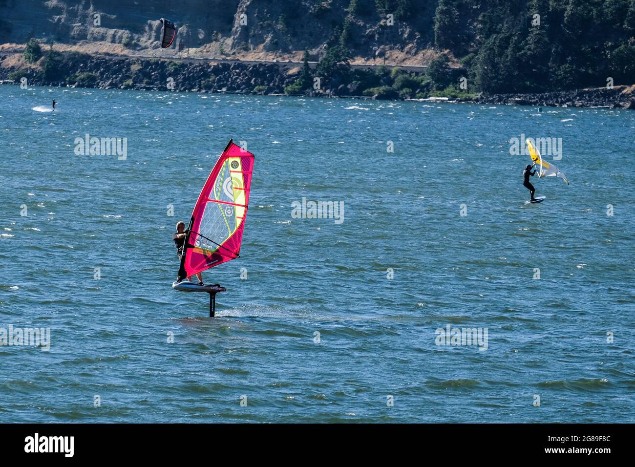 Planche à voile sur le papier d'aluminium (planche à voile hydrofoil), rivière Columbia, rivière Hood, Oregon, Pacifique Nord-Ouest,ÉTATS-UNIS. Banque D'Images