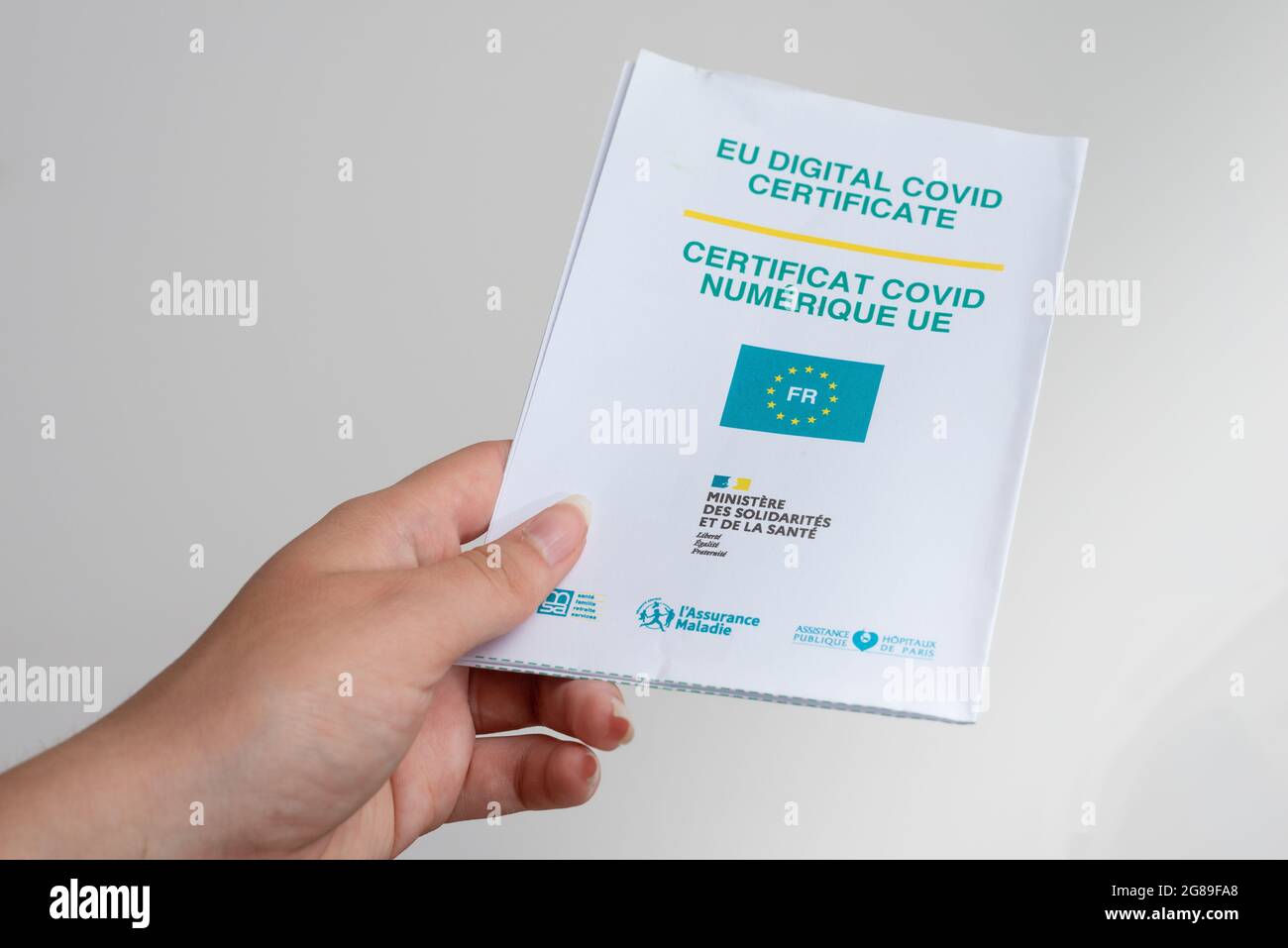l isle sur la sorgue ,vaucluse france,juillet 18 2021 , certificat européen de vaccination contre le coronavirus, preuve de vaccination pour les voyageurs, dans la main des femmes Banque D'Images
