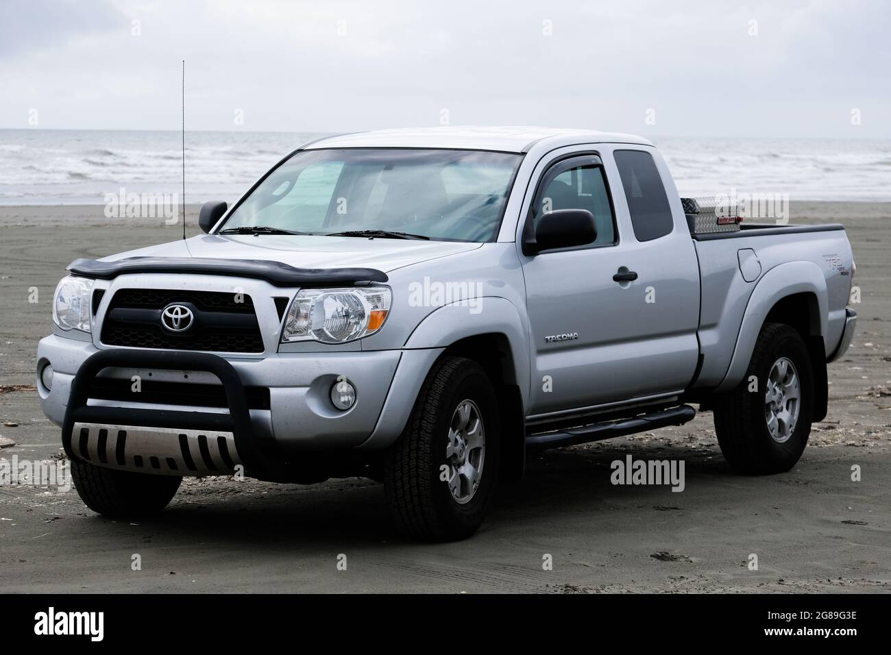 Toyota Tacoma pick-up (année modèle 2011) sur une plage au bord de l'océan Pacifique, État de Washington, États-Unis. Banque D'Images