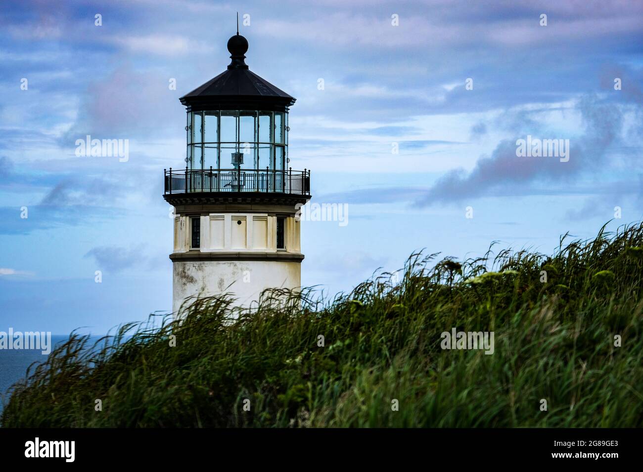 Beau vieux phare, herbe, Océan Pacifique et ciel, côte de l'État de Washington, Etats-Unis, Nord-Ouest Pacifique. Banque D'Images