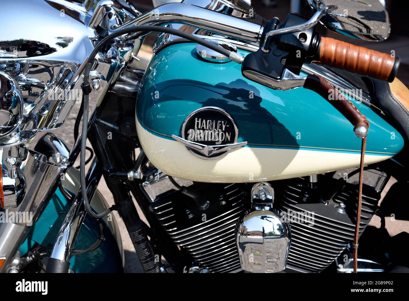 Un Gros Plan D Une Moto Harley Davidson Garee Le Long D Une Route A Santa Fe Nouveau Mexique Photo Stock Alamy