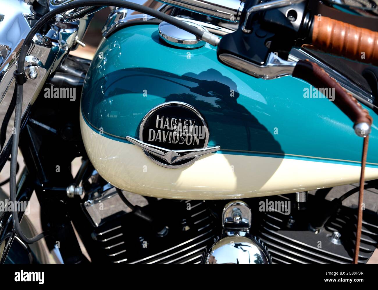 Un gros plan d'une moto Harley Davidson garée le long d'une route à Santa  Fe, Nouveau-Mexique Photo Stock - Alamy