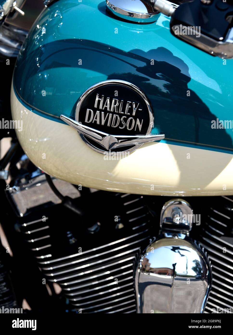 Un Gros Plan D Une Moto Harley Davidson Garee Le Long D Une Route A Santa Fe Nouveau Mexique Photo Stock Alamy