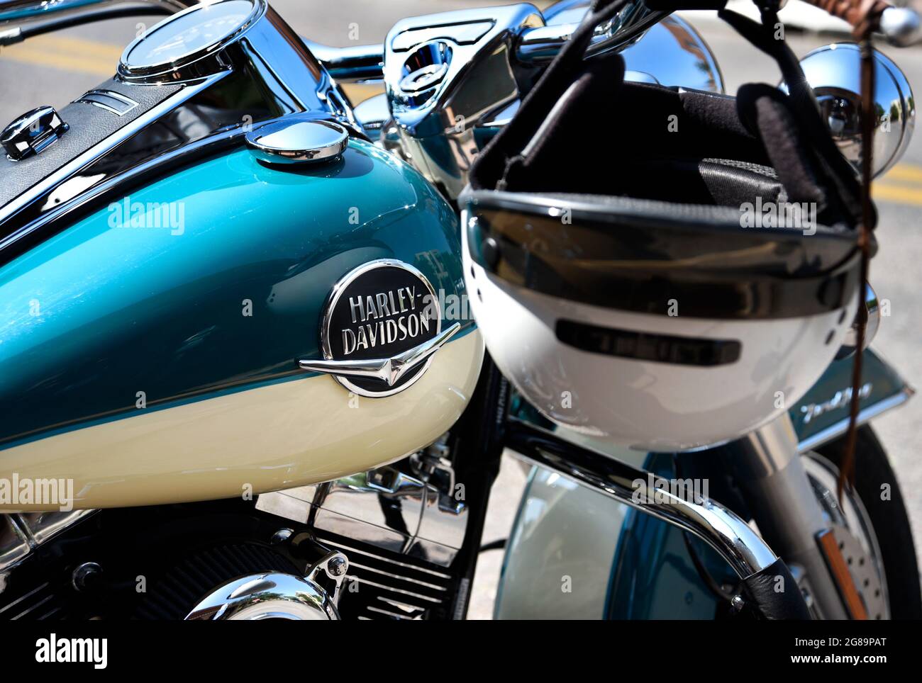 Un Gros Plan D Une Moto Harley Davidson Garee Le Long D Une Route A Santa Fe Nouveau Mexique Photo Stock Alamy