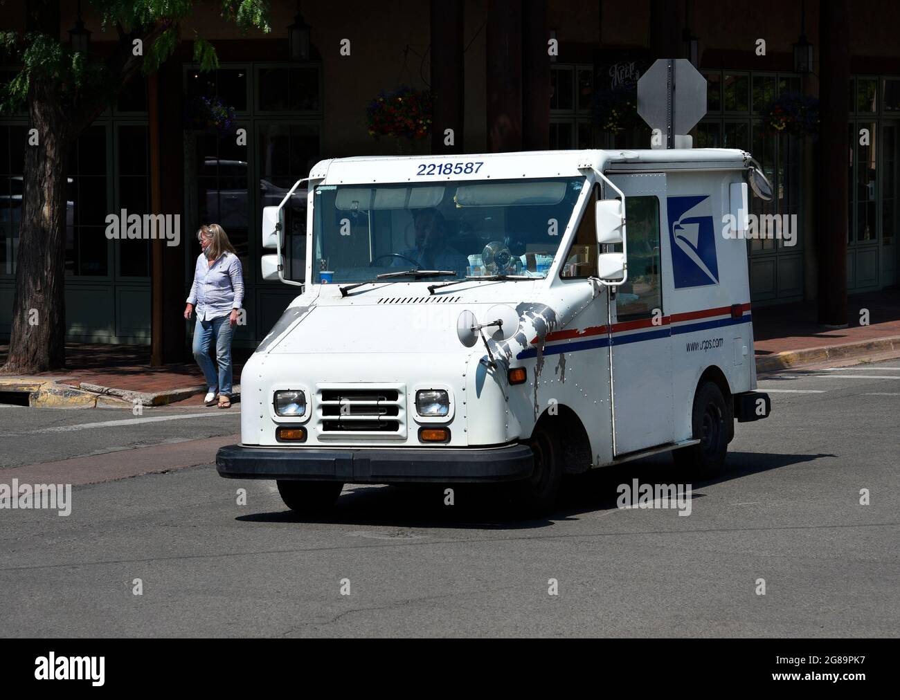 Un camion de poste, un Grumman long Life Vehicle, utilisé par le service postal des États-Unis conduit dans une rue à Santa Fe, Nouveau-Mexique. Banque D'Images