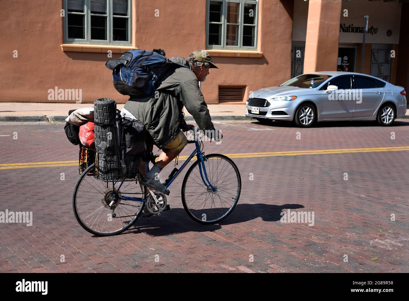 Un homme sans abri fait un vélo le long d'une rue dans le centre-ville de Santa  Fe, Nouveau-Mexique Photo Stock - Alamy