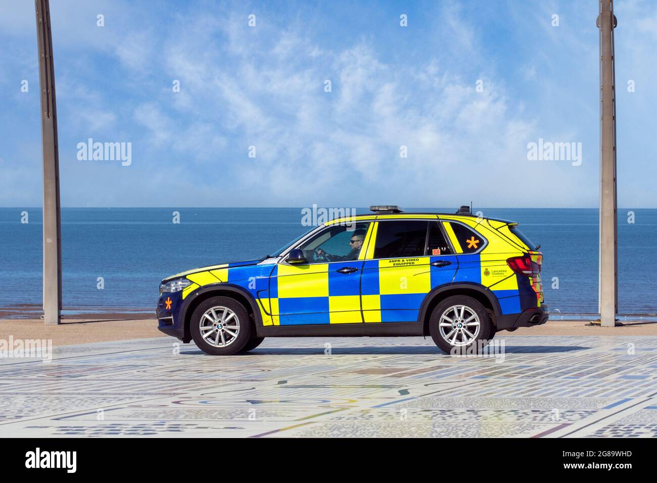 Police armée BMW à Blackpool Royaume-Uni juillet week-end de vacances. Banque D'Images