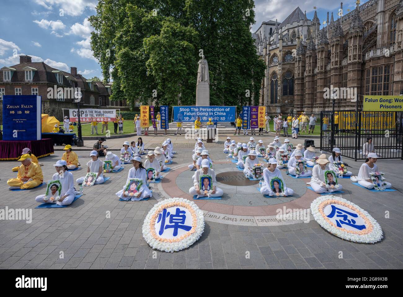 Londres, Royaume-Uni. 18 juillet 2021. 'Couronner la persécution de Falun Gong en Chine' proteste dans le vieux palais Yard. En 1999, le parti communiste chinois (PCC) a interdit le Falun Gong en Chine et a commencé à persécuter brutalement les pratiquants du Falun Gong dans le but de l'éliminer entièrement. Credit: Guy Corbishley/Alamy Live News Banque D'Images