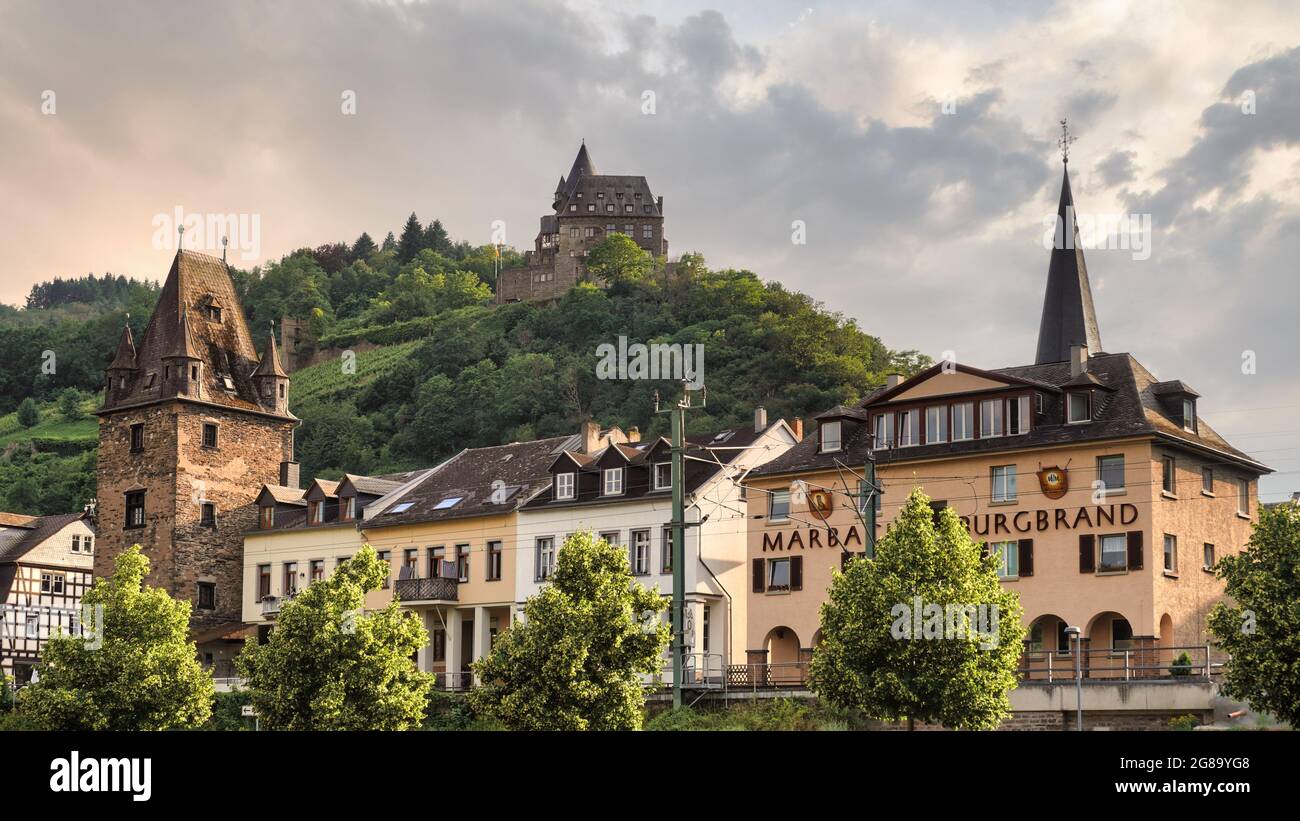 Bacharach dans la gorge du Rhin, district de Mayence-Bingen en Rhénanie-Palatinat, Allemagne. Au-dessus de la ville se trouve le château de Stahleck. Banque D'Images