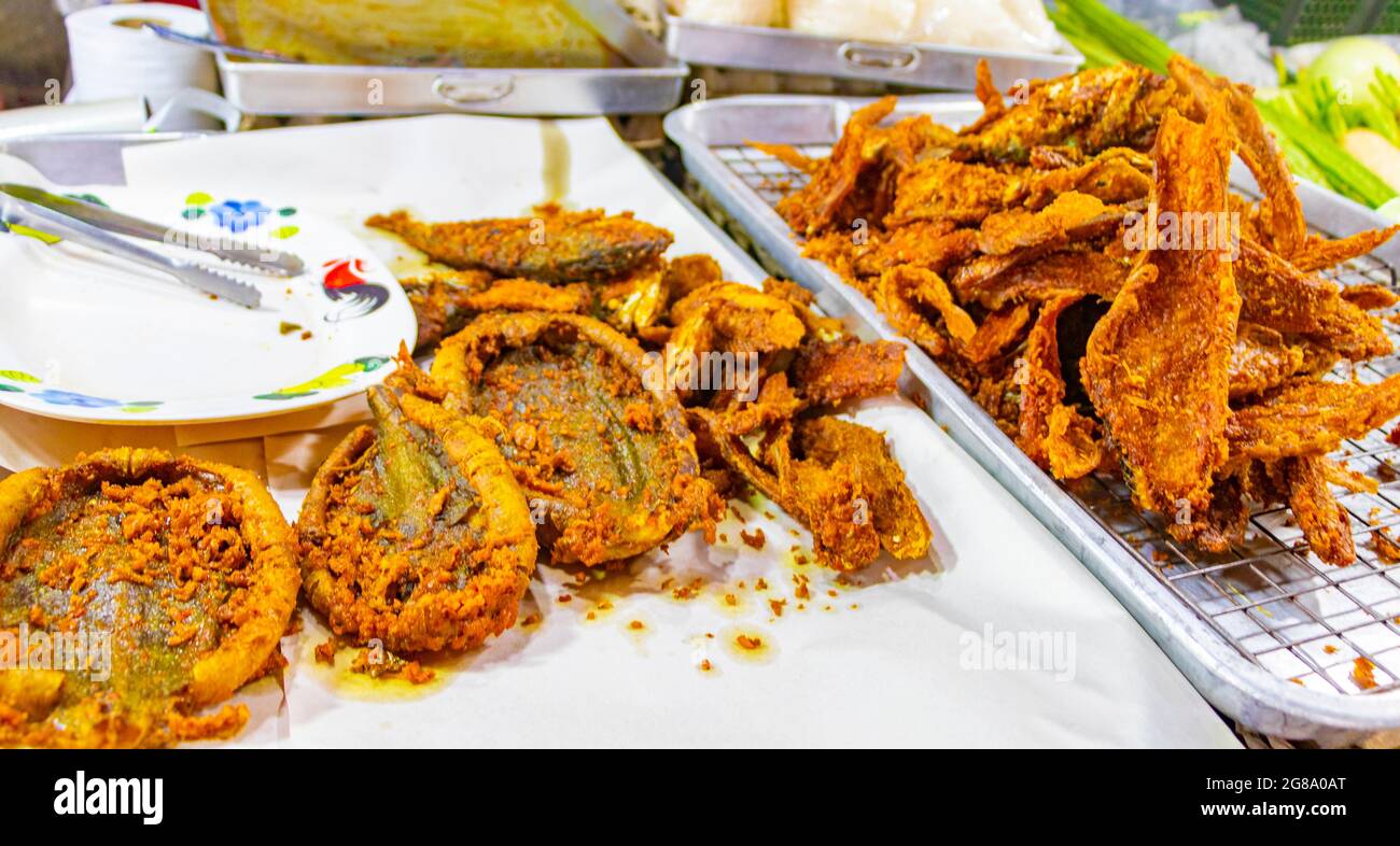 Raies frites sur plaque à vendre sur le marché de Bangrak sur Koh Samui Surat Thani Thaïlande. Banque D'Images
