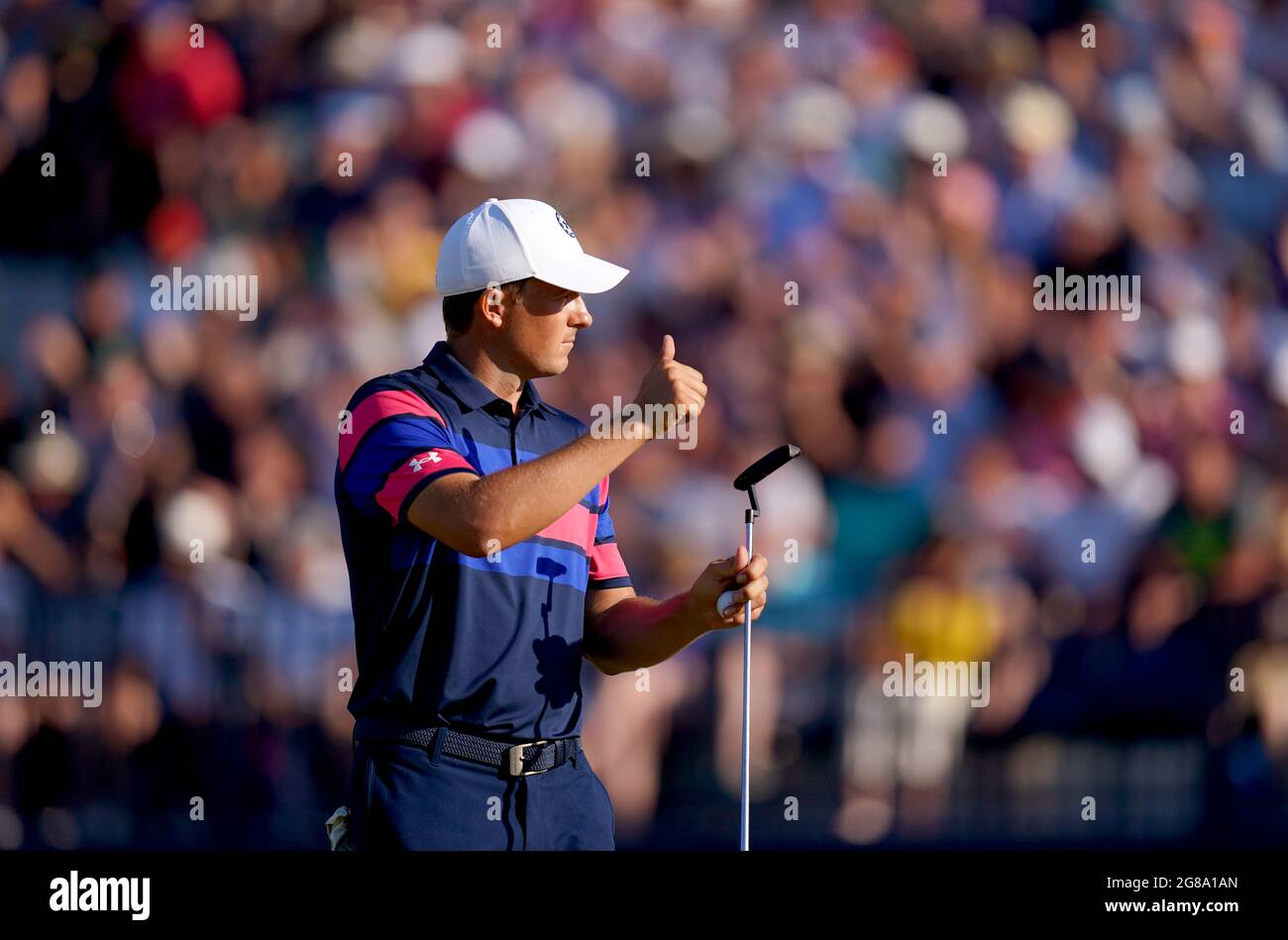 Le Jordan Spieth des États-Unis fait des gestes sur le 18e green pendant le quatrième jour de l'Open au Royal St George's Golf Club de Sandwich, Kent. Date de la photo: Dimanche 18 juillet 2021. Banque D'Images