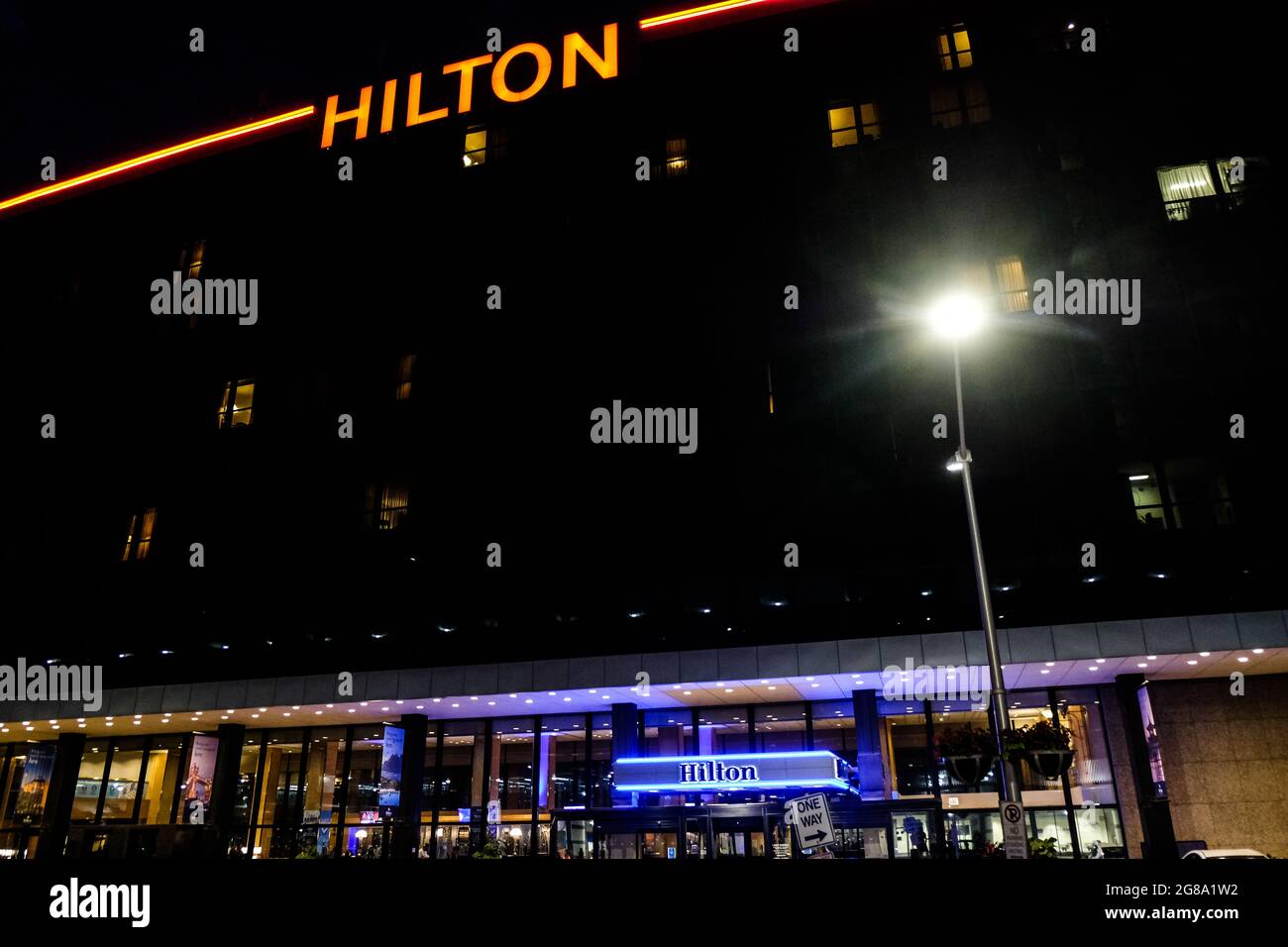 Vue de nuit du logo Hilton sur un panneau sur le Hilton à l'aéroport O'Hare de Chicago, USA. Banque D'Images