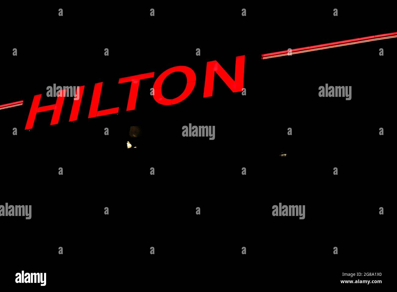 Vue de nuit du logo Hilton sur un panneau sur le Hilton à l'aéroport O'Hare de Chicago, USA. Banque D'Images